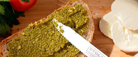 Brot mit Pesto bestreichen