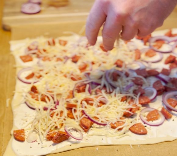 Flammenkuchen belegen